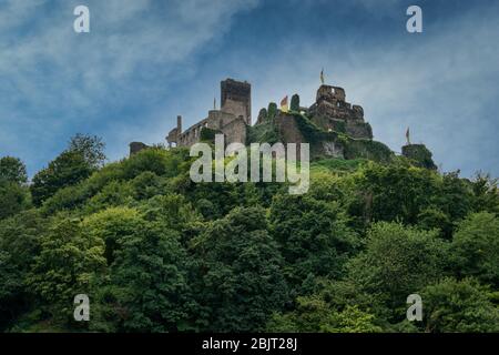 Ruines du château de Landshut à Bernkastel Kues. Bernkastel-Kues est un célèbre centre viticole sur la Moselle, en Allemagne. Banque D'Images