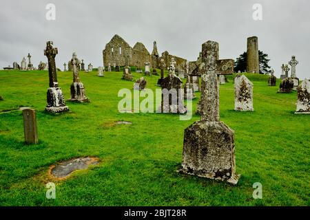 Le cimetière du monastère médiéval de Clonmacnoise, pendant une journée d'été pluvieuse. Il est situé dans le comté d'Offaly, en Irlande sur la rivière Shannon sud Banque D'Images