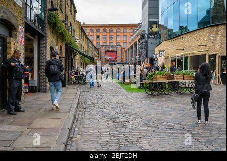 LONDRES - 30 SEPTEMBRE 2019 : une vieille rue pavée du marché de Camden avec un coin repas extérieur Banque D'Images