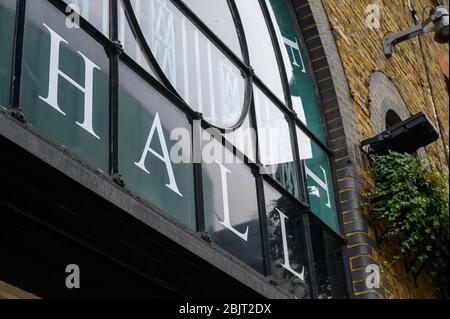 LONDRES - 30 SEPTEMBRE 2019: Gros plan d'un panneau pour le Market Hall de Camden Market Banque D'Images