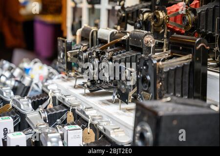 LONDRES - 30 SEPTEMBRE 2019: Gros plan des anciens appareils photo à vendre dans un ancien stand de caméra au marché de Camden Banque D'Images