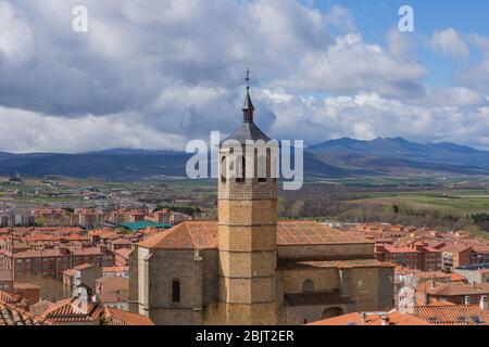 Vue sur l'ancienne basilique, depuis le mur d'Avila, en Espagne Banque D'Images