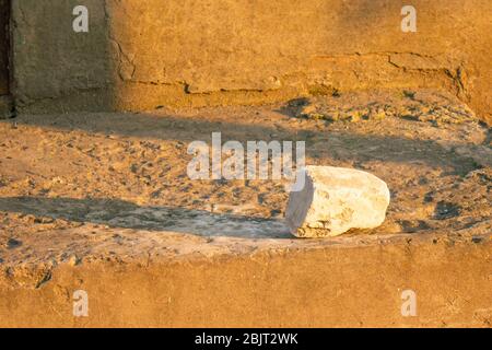 fragment de brique blanche sous le soleil couchant sur béton avec un long espace de copie d'ombre Banque D'Images