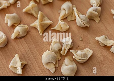 Manti turc maison non cuit (ravioli/boulettes). Le Manti est une cuisine turque traditionnelle. Banque D'Images