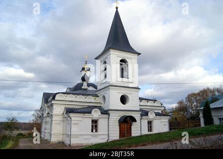 Église de la Résurrection, construite à la fin du XIXe siècle dans le style néo-byzantin, Tarusa, Oblast de Kaluga, Russie Banque D'Images