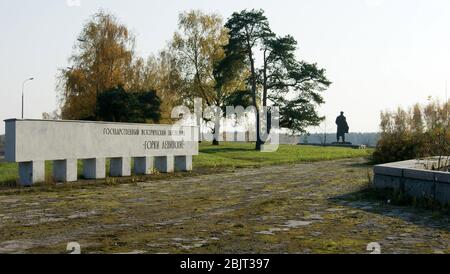 Réserve historique d'Etat Gorki Leninskiye, le domaine de banlieue où Lénine a passé ses derniers mois, panneau d'entrée, statue de V. Lénine, Moscou, Russie Banque D'Images