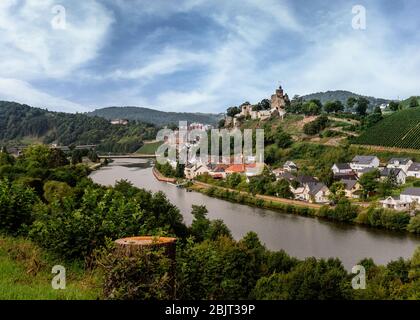 Saarburg aux frontières de la rivière Saar en Allemagne. Château historique Banque D'Images