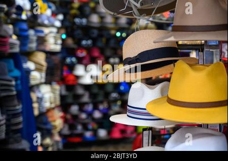 LONDRES - 30 SEPTEMBRE 2019: Chapeaux de couleur vive à vendre dans une boutique de chapeaux à Camden Market Banque D'Images