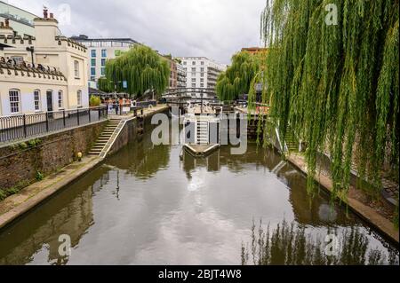 LONDRES - 30 SEPTEMBRE 2019 : Camden Lock avec le jeu inférieur de portes de serrure ouvertes Banque D'Images