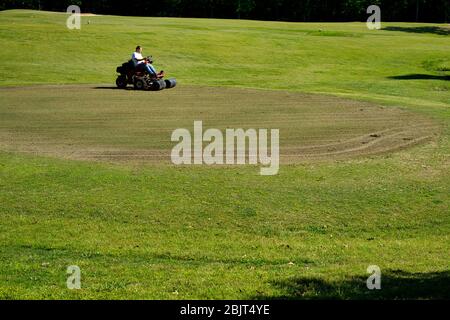 Le virus corona n'a pas ralenti le travail au Oak Hill Country Club de Sulligent, en Alabama. Le cours local est préparé et prêt à jouer. Banque D'Images