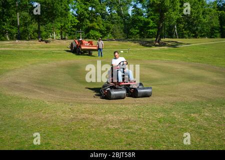 Le virus corona n'a pas ralenti le travail au Oak Hill Country Club de Sulligent, en Alabama. Le cours local est préparé et prêt à jouer. Banque D'Images