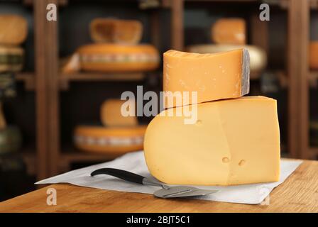 Différents fromages sur table en bois dans la boutique Banque D'Images