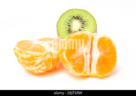 mandarine orange et kiwi vert sur fond blanc Banque D'Images