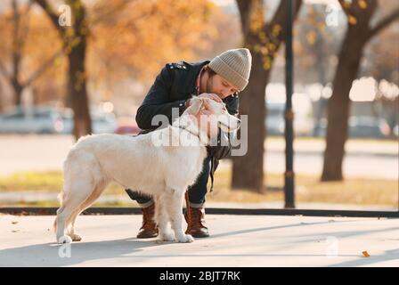 Beau jeune taille avec chien dehors Banque D'Images