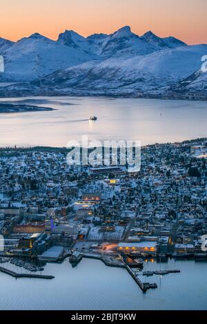 Vue sur la ville de Tromsø au coucher du soleil, comme vu de Storsteinen (ou téléphérique), Tromsø, Norvège Banque D'Images