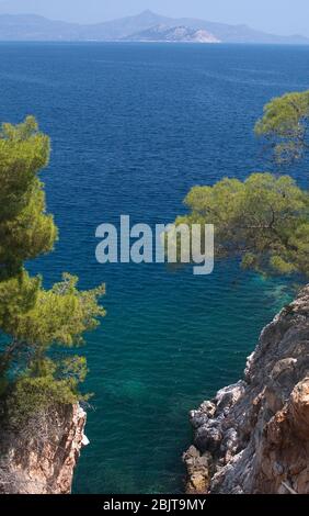 Vue sur l'océan et le littoral lointain sur la petite île grecque d'Agistri, le golfe Saronique, Grèce Banque D'Images