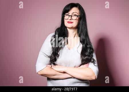 Portrait d'une jolie femme mûre sur fond couleur Banque D'Images
