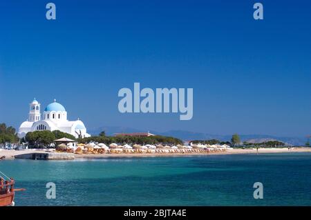 L'église d'Agioi Anargyroi dans le village de Skala avec sa plage de sable blanc sur la petite île grecque d'Agistri, Golfe Saronique, Grèce Banque D'Images