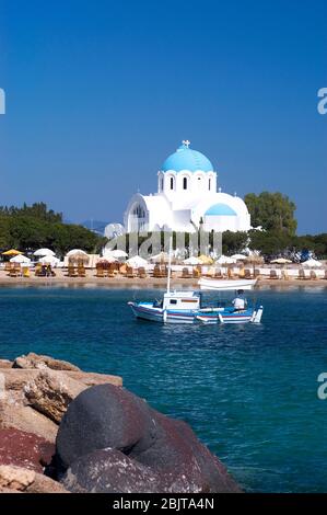 L'église d'Agioi Anargyroi dans le village de Skala avec sa plage de sable blanc sur la petite île grecque d'Agistri, Golfe Saronique, Grèce Banque D'Images