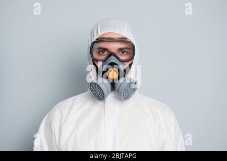 Gros plan photo de professionnel gars désinfectant scientifique expérimental laboratoire recherche de vaccins porter des lunettes de protection chimique hazmat blanc Banque D'Images