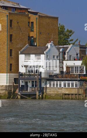 Le prospect de Whitby une maison publique historique datant des années 1520 sur les rives de la Tamise, Wapping, Londres, Angleterre, Royaume-Uni Banque D'Images