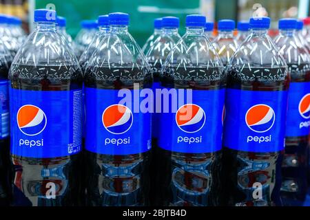 Tyumen, Russie-26 avril 2020: Les bouteilles de boissons Pepsi sont présentées sur une étagère à vendre dans un grand supermarché Banque D'Images