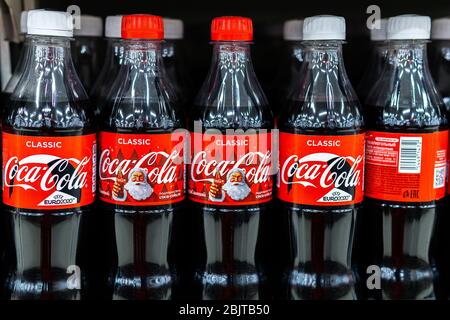 Tyumen, Russie-26 avril 2020: Les produits Coca Cola sont exposés dans une épicerie. Banque D'Images