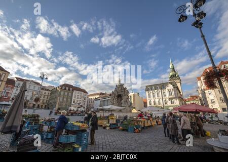 BRNO, TCHÉQUIE - 4 NOVEMBRE 2019: Panorama de la Zelny TRH, ou place du marché des choux, au centre ville de Brno avec des étals pleins de fruits et légumes Banque D'Images