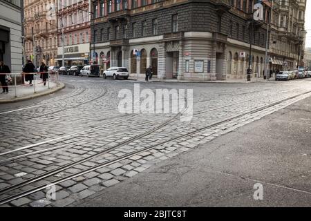 PRAGUE, TCHÉQUIE - 1 NOVEMBRE 2019: Gros plan sur un tramway sur un pavé pavé pavé pavé pavé pavé pavé dans une rue de la vieille ville de Prague, les tramways A de Prague Banque D'Images