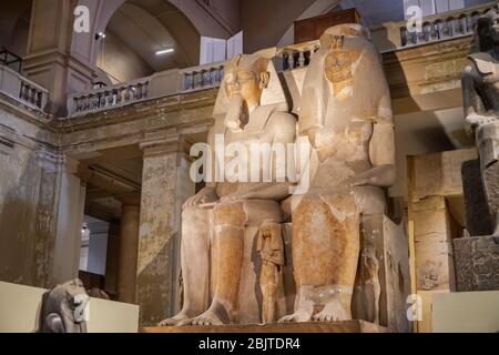 LE CAIRE, EGYPTE - 19 NOVEMBRE 2017 : statues monumentales d'Amenhotep III et de la reine Tiye au Musée des Antiquités égyptiennes Banque D'Images