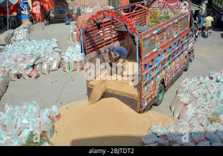 Les travailleurs sont occupés à travailler la veille de la Journée internationale du travail, à Ghala Mandi, à Gujranwala, le jeudi 30 avril 2020. Banque D'Images