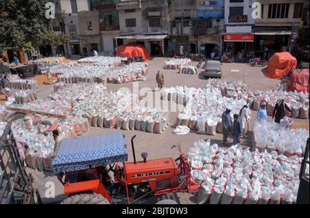 Les travailleurs sont occupés à travailler la veille de la Journée internationale du travail, à Ghala Mandi, à Gujranwala, le jeudi 30 avril 2020. Banque D'Images