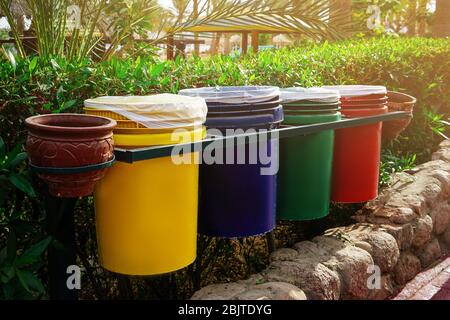 Différentes poubelles avec poubelles à l'extérieur. Concept de recyclage Banque D'Images