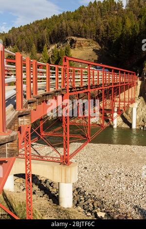 Le pont historique à demi-pont Pratt, relié à des broches, est le pont de hauteur de la rivière Dearborn, sur la route du lac Bean, au sud-ouest d'Augusta, Montana, États-Unis d'Amérique. Banque D'Images