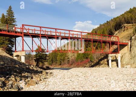 Le pont historique à demi-pont Pratt, relié à des broches, est le pont de hauteur de la rivière Dearborn, sur la route du lac Bean, au sud-ouest d'Augusta, Montana, États-Unis d'Amérique. Banque D'Images