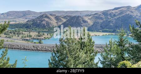 Paysage avec Benmore Lake Dam TOP Road et Aviemore Lake Inlet , tourné dans une lumière de printemps vive de la péninsule belvédère, Canterbury, South Island, New Z Banque D'Images