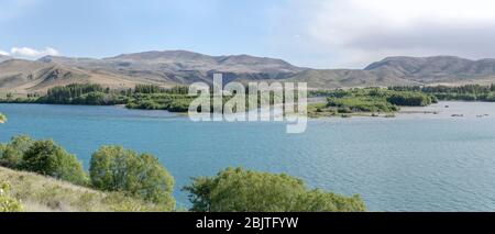 Paysage avec rive ouest du lac Aviemore et entrée de la rivière Otemata , tourné dans une lumière de printemps vive, Canterbury, Ile du Sud, Nouvelle-Zélande Banque D'Images