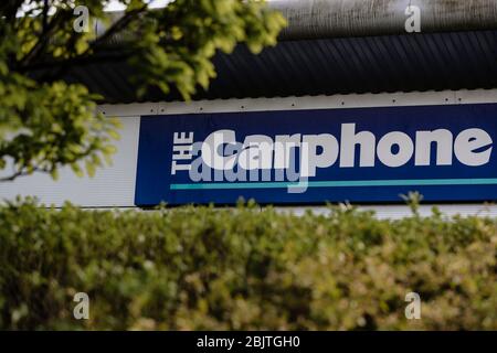 MERTHYR TYDFIL, PAYS DE GALLES - 29 AVRIL 2020 - un magasin d'entrepôt Carphone signe pendant le verrouillage du code-19 au royaume-uni. Banque D'Images