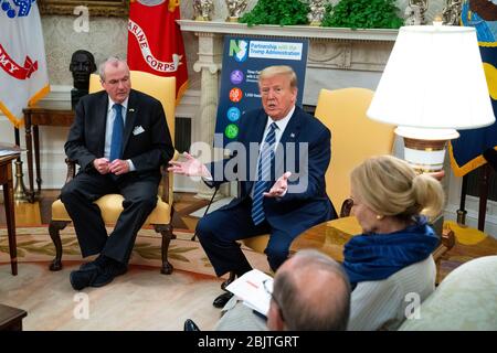 Le président américain Donald J. Trump fait des remarques lorsqu'il rencontre le gouverneur Phil Murphy (démocrate du New Jersey) au Bureau ovale de la Maison Blanche à Washington, DC, jeudi 30 avril 2020. Crédit: Doug Mills/Pool via CNP | usage dans le monde entier Banque D'Images