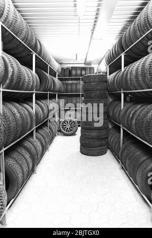 Rack avec variété de pneus de voiture en magasin automobile Banque D'Images