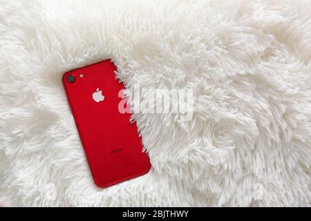 KIEV, UKRAINE - 24 NOVEMBRE 2017: IPhone 7 rouge sur tapis Banque D'Images