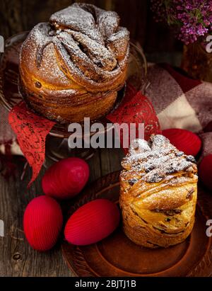 Kraffin gâteau de Pâques. Kraffins aux raisins secs, fruits confits et graines de pavot, arrosés de sucre en poudre. Gros plan de gâteau maison. Brut. Banque D'Images