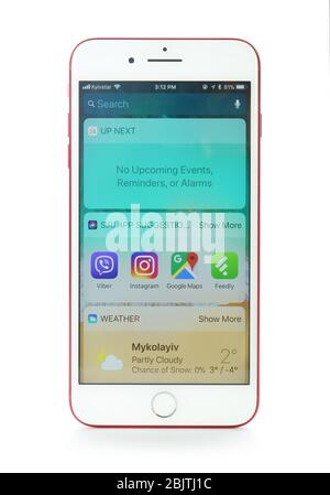 KIEV, UKRAINE - 24 NOVEMBRE 2017: Red iPhone 7 plus avec écran d'accueil sur fond blanc Banque D'Images