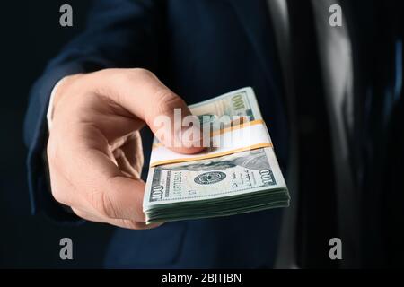 Homme d'affaires tenant pot-de-vin, gros plan Banque D'Images