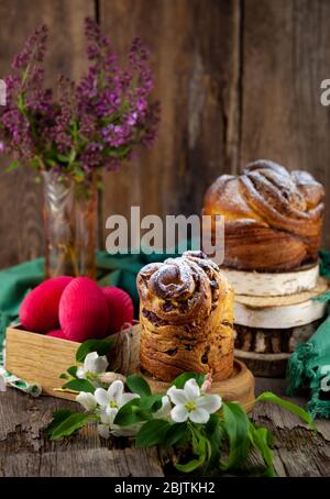 Kraffin gâteau de Pâques. Kraffins aux raisins secs, fruits confits et graines de pavot, arrosés de sucre en poudre. Gros plan de gâteau maison. Brut. Banque D'Images
