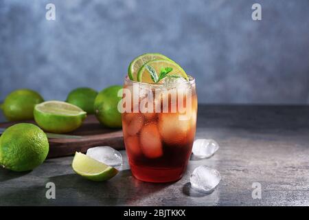 Verre de Cuba libre cocktail sur table Banque D'Images