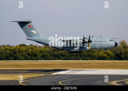 Budapest / Hongrie - 7 octobre 2018 : Airbus de l'armée de l'air turque Atlas 15-0051 avion de transport militaire arrivée et atterrissage à Budapest A. Banque D'Images