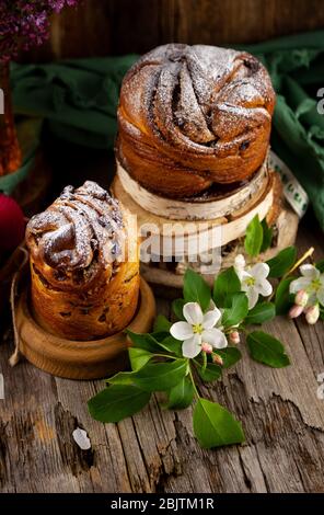 Kraffin gâteau de Pâques. Kraffins aux raisins secs, fruits confits et graines de pavot, arrosés de sucre en poudre. Gros plan de gâteau maison. Brut. Banque D'Images