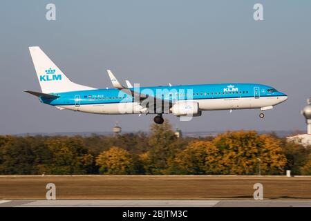 Budapest / Hongrie - 14 octobre 2018 : Boeing 737-800 pH-BCE de KLM arrivée et atterrissage de l'avion de passagers à l'aéroport de Budapest Banque D'Images
