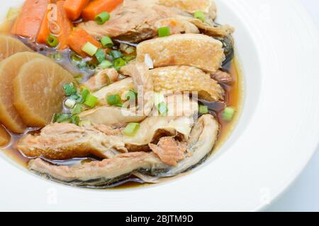 Saumon dans la source de soja avec légumes, soupe de maw de poisson Banque D'Images